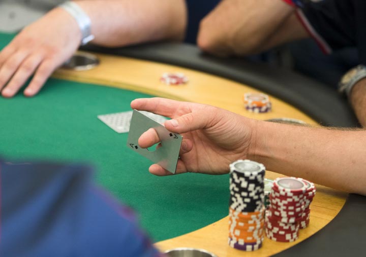 jouer au poker dans un espace dédié au poker au festival 72 du mans au centre des expositions du mans 9 10 11 juillet 2021
